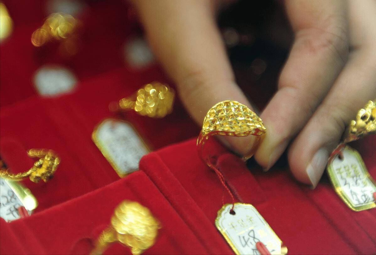 黄金价格飙升背后的市场趋势与影响因素分析，金店动态与市场洞察