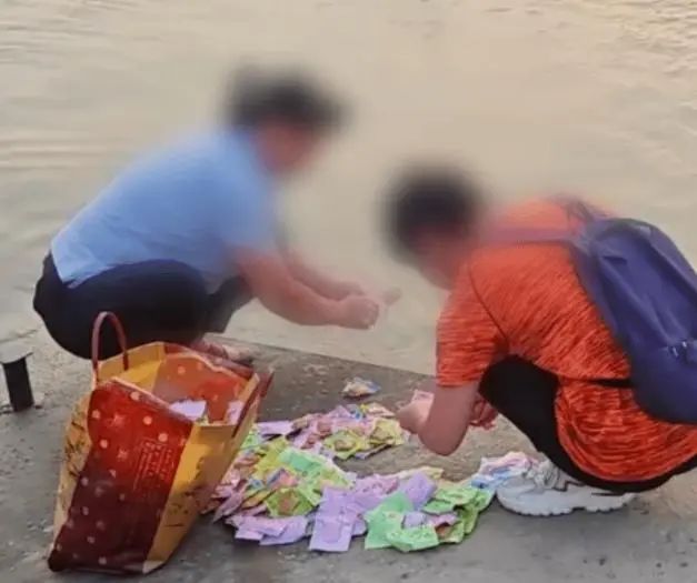 两老人河边放生大米行动，传递爱心与环保理念