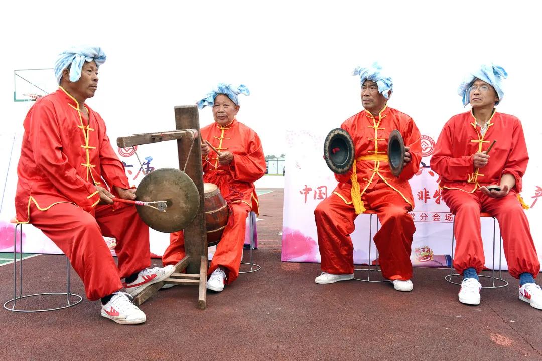 民间音乐与现代节奏的激情碰撞，情感深度与现代音乐节奏的交融