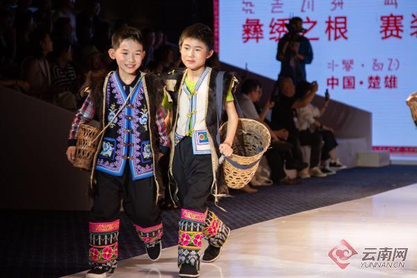 民族服饰的历史传承与现代时尚交融，古今风尚的碰撞与融合