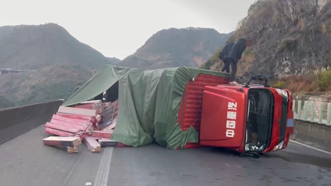 美一货车结冰路面失控撞车事件深度剖析