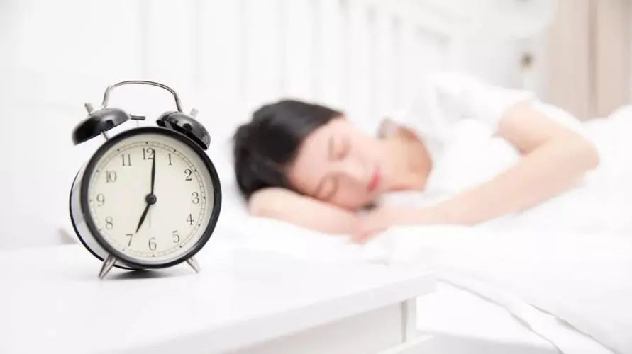 每日充足睡眠对情绪波动的调节至关重要
