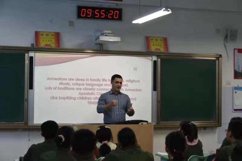 多元文化课堂引导策略，如何引导学生深入理解多元文化理念？