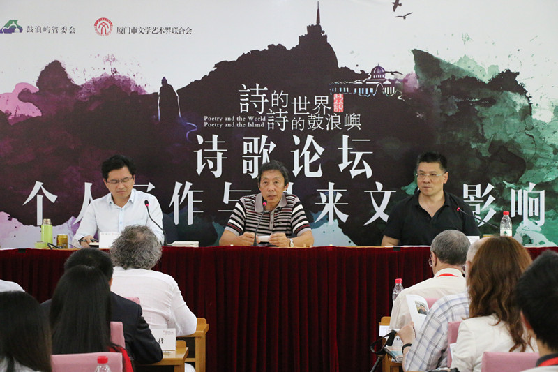 诗歌创作中个人情感与社会环境的交织，灵感与表达探究