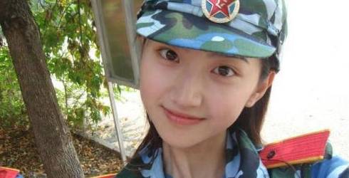 警花回应长相酷似景甜，美之多元性与公众人物的自我定位探讨
