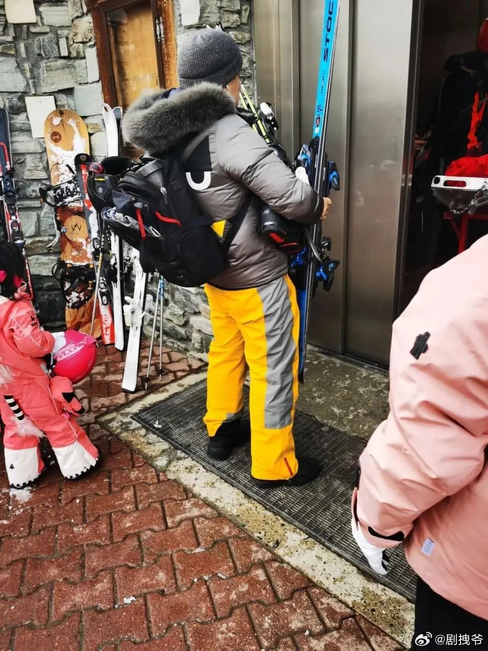 霍启刚与郭晶晶夫妇冬日滑雪遭遇偶遇，星光熠熠下的浪漫时光