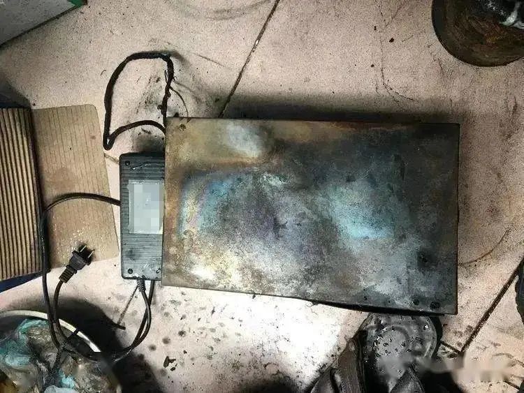 痛心事故，在家充电电瓶爆炸致18岁少年不幸身亡