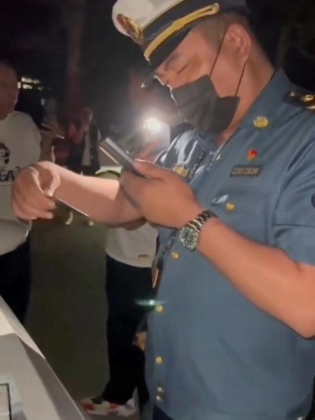 男子打车抽烟拒付钱引发争议，当地回应强调正义与公平