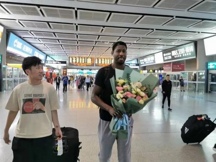 CBA球员携女友神秘进宿舍，行李箱背后的甜蜜与秘密