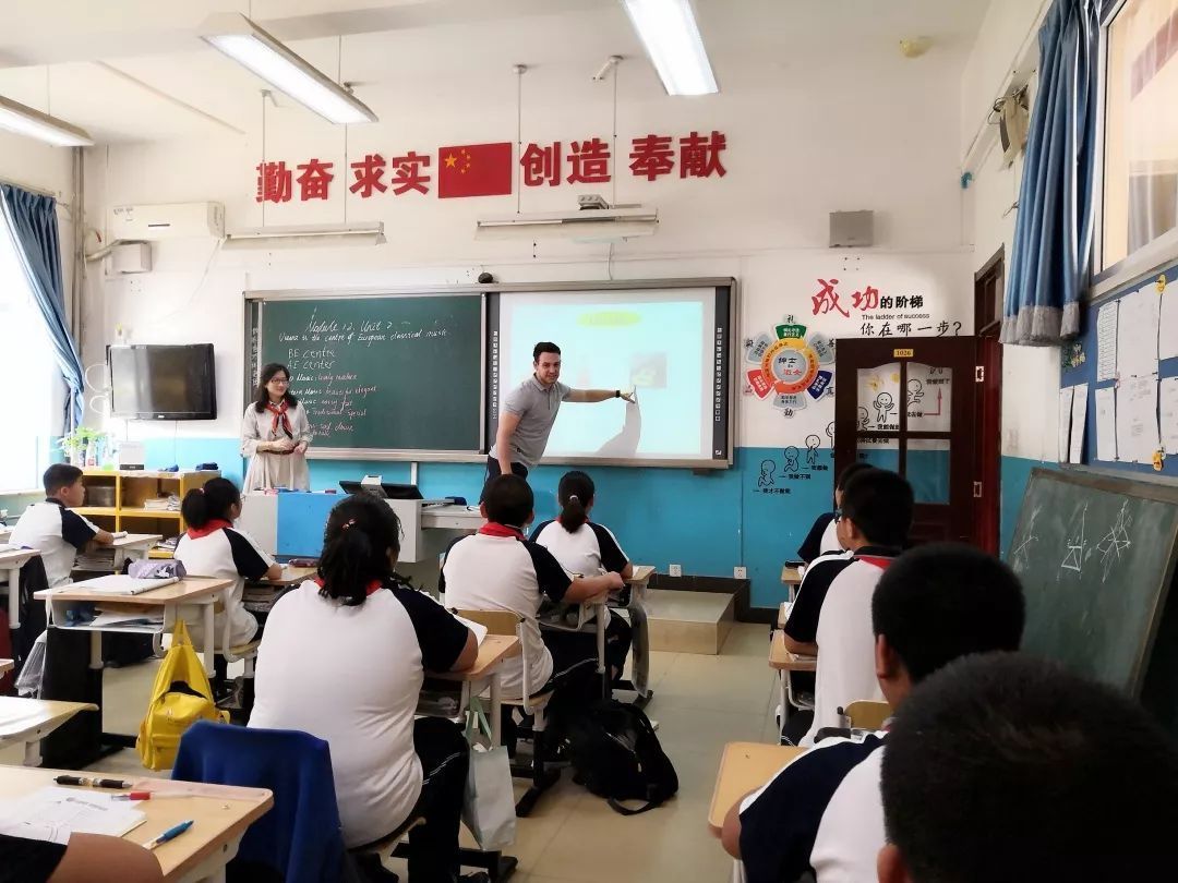 学校如何利用跨文化资源充实教育内容，多元文化融合的教育策略