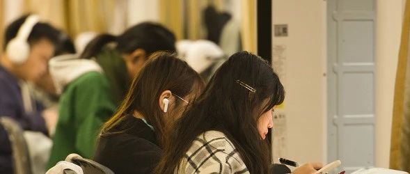 现代大学生生活揭秘，白天课堂忙碌，夜晚搬牛体验多元化生活