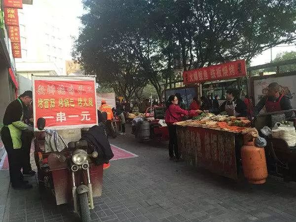 城管鼓励商户店外摆摊，助力增收新举措
