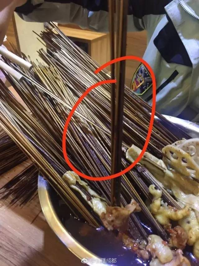 父女精心剪肉串，守护顾客美食体验，严防扎嘴